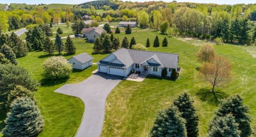 715 Waldroff Farm Rd, Hudson, WI 54016-7685
