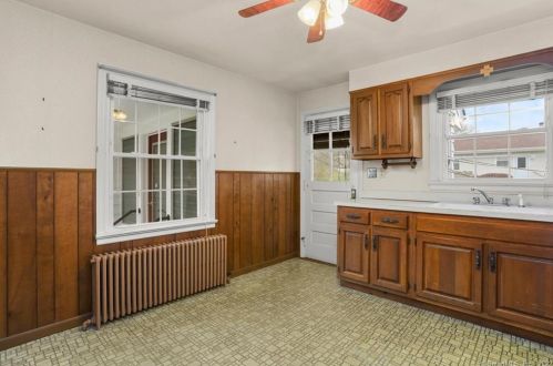 18 Maple St, Bridgeport, CT 06608-2112