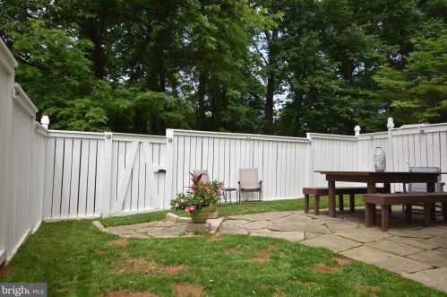 1630 Poplar Grove Dr, Herndon VA  20194-1738 exterior