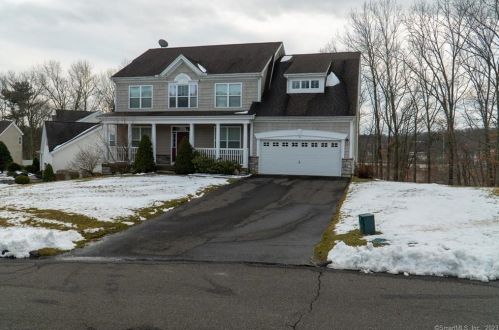 28 Independence Cir, Waterbury, CT 06762-3350