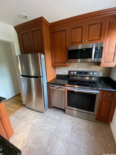 7 Terrell Ln, Hicksville NY  11801-5616 exterior