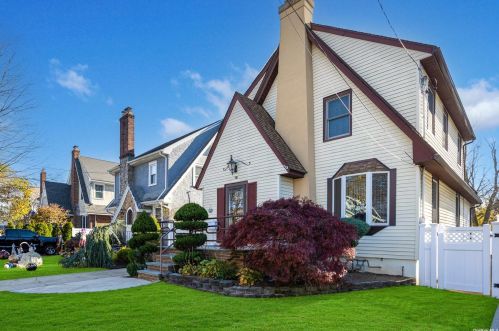 2893 Arnold Ave, Rockville Centre NY  11572-2032 exterior