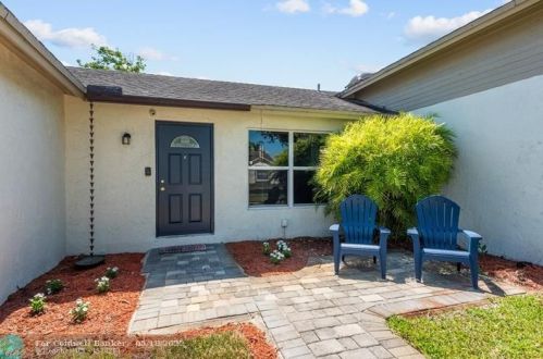 19621 58 Ave, Hialeah FL  33015-4909 exterior