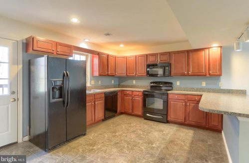512 Woodthrush Ct, Harrisburg PA  17110-4024 exterior