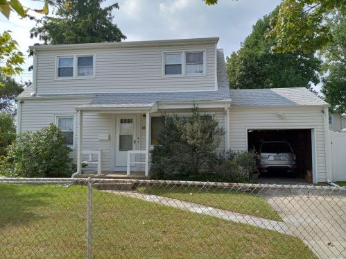 907 Strong Ave, Copiague, NY 11726-4020
