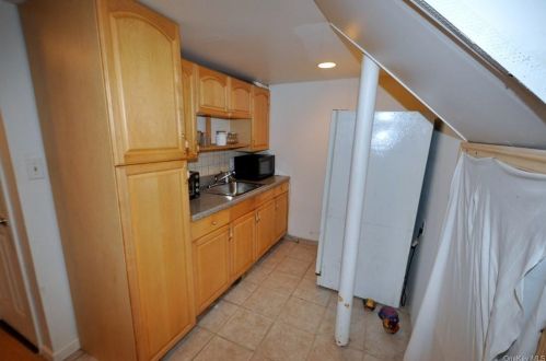 1 Maplewood Rd, Hartsdale NY  10530-1627 exterior