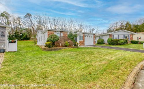 15 Patmore Rd, Bricktown, NJ 08724-1939