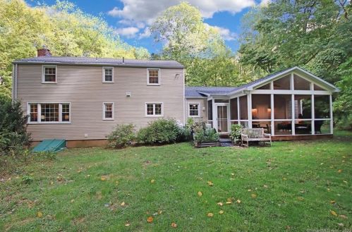 949 Sport Hill Rd, Bridgeport, CT 06612-1225