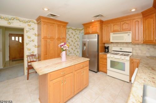 683 Squaw Brook Rd, Paterson NJ  07508-3004 exterior