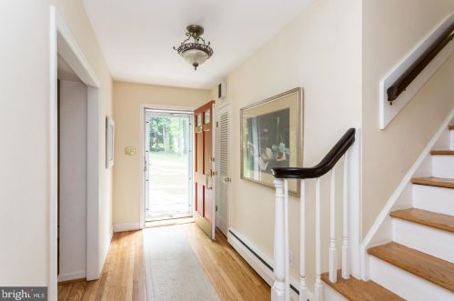 305 Horseshoe Ln, Downingtown, PA 19335-1609