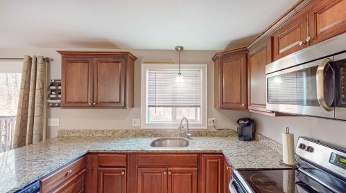 13 Oliver Dr, Hudson NH  03051-3412 exterior