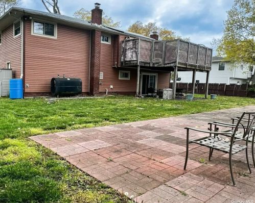 11 Eyre Pl, Babylon, NY 11704-1802