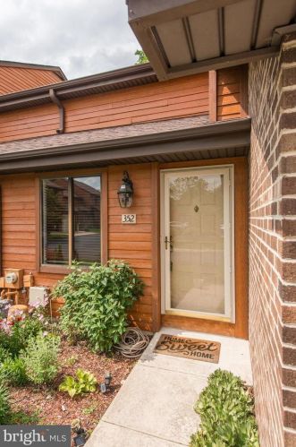 352 Winding Way, Norristown PA  19406-2633 exterior