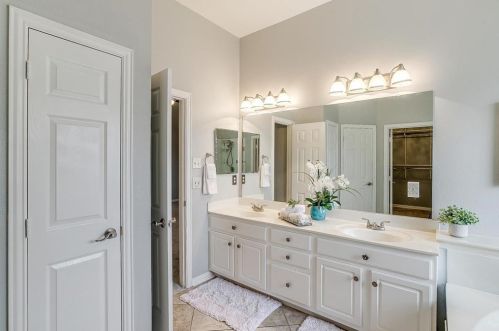 1005 Tanglewood Ln, Lewisville TX  75028-8234 exterior