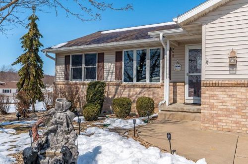 206 Neli Ct, Deerfield, WI 53531-9433