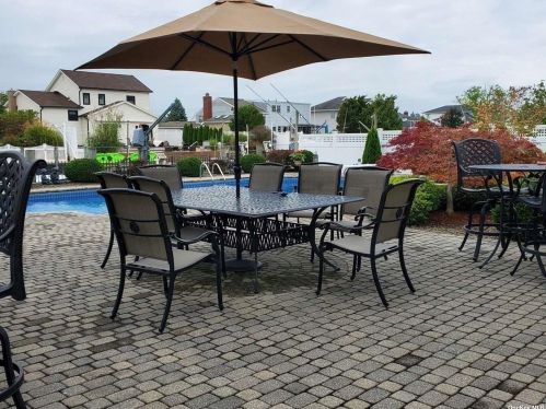 512 Avon Pl, West Islip NY  11795-4702 exterior