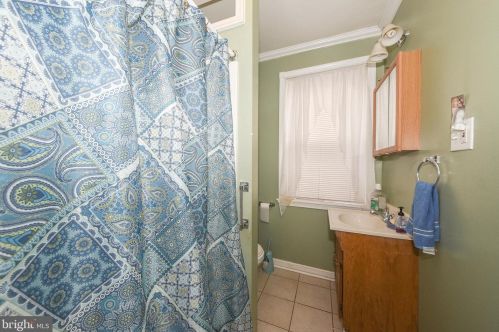 7122 Glenloch St, Philadelphia PA 19135-1215 exterior