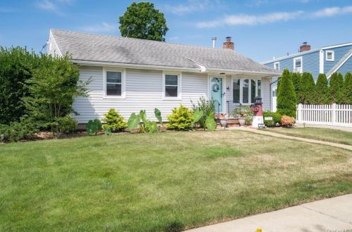 1310 Ralph St, Seaford, NY 11783-1739