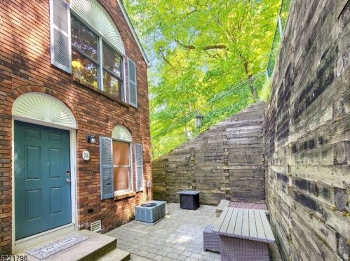 24 Colonial Ct, High Bridge, NJ 08829-2518