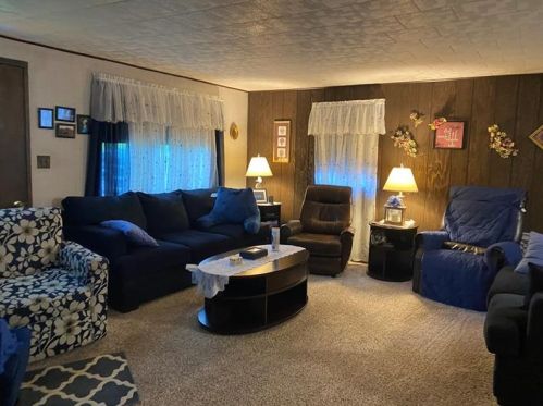 438 Boyer Ln, New Castle, PA 16105-6302