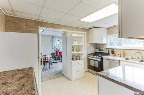 7 2nd Ave, West Milford NJ  07480-3317 exterior