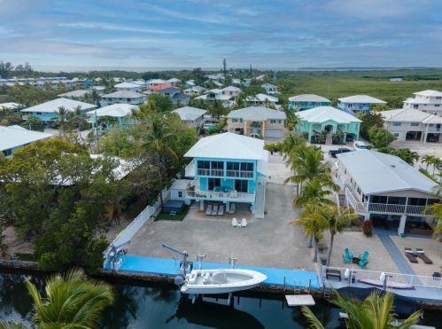16 Corrine Pl, Key Largo FL 33037-4203 exterior