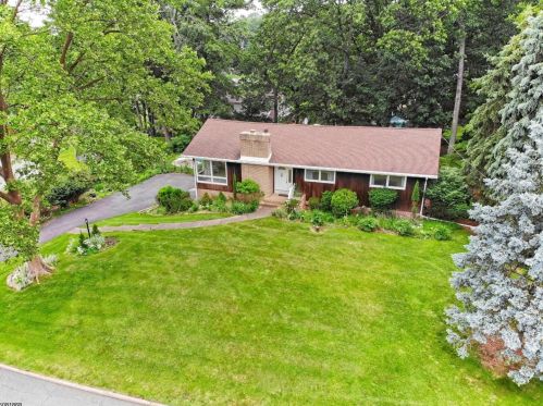 25 Hartwig Pl, Paterson, NJ 07508-2740
