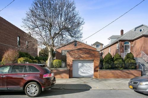 2559 Hering Ave, Bronx, NY 10469-5301