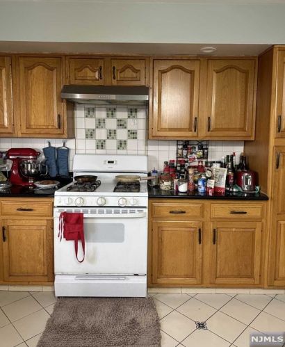 331 Central Blvd, Palisades Park NJ  07650-2284 exterior