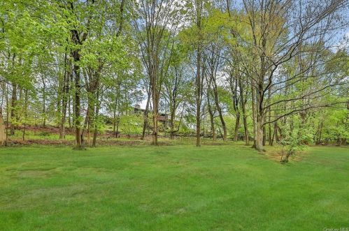 4 Eunice Ln, Thornwood NY  10594-1901 exterior