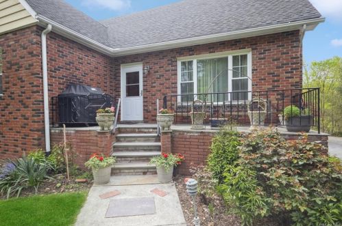 215 Croton Dam Rd, Crotonville NY  10562-2106 exterior