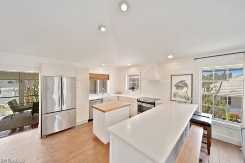 220 Palm Lk Dr, Sanibel FL 33957-5601 exterior