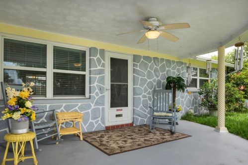 3711 Elmwood Dr, Tarpon Springs, FL 34691-3527
