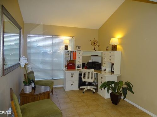 704 Holly Ave, Oxnard CA 93036-1907 exterior