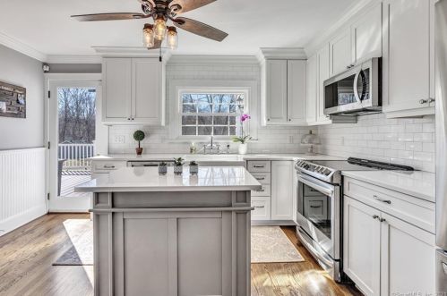 136 Vlg Rd, Huntington CT 06484-1778 exterior