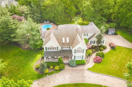 9 Emerald Ln, Airmont, NY 10901-3217
