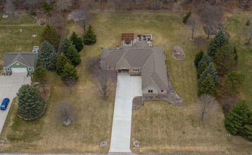 3340 Rock Ridge Rd, West Bend, WI 53095-7601