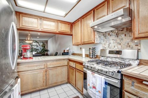 20032 Avenue Of The Oaks, Santa Clarita CA  91321-1365 exterior