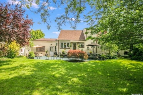 7 Parkview Cir, Bethpage NY  11714-2309 exterior