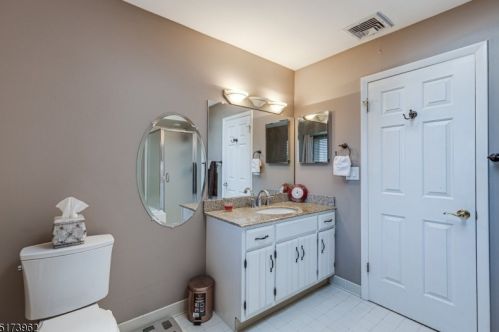 61 Woodland Dr, West Paterson NJ  07424-3707 exterior