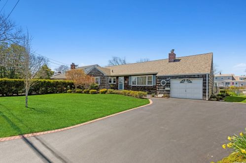 39 Stuart Ave, Amityville, NY 11701-4225