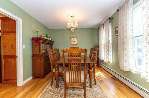 8 Canter Ct, Nashua NH  03063-2929 exterior