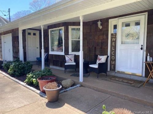 2 Upper Cross Way, Shoreham, NY 11786-1456