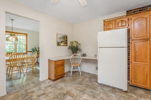 14 Oakledge Dr, Elwood NY  11731-3718 exterior