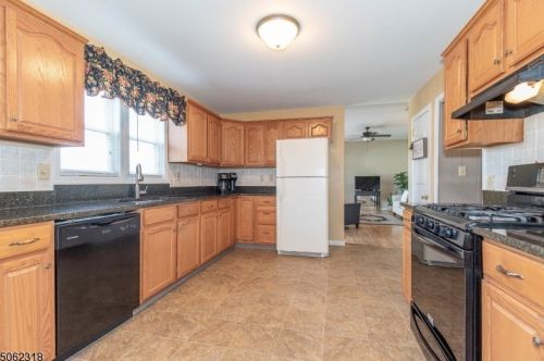 78 Hunters Ln, Sparta NJ  07871-2556 exterior