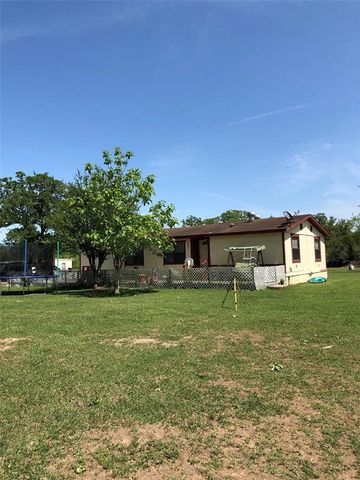 1820 Wood Haven Dr, Thompsonville, TX 78959-5104