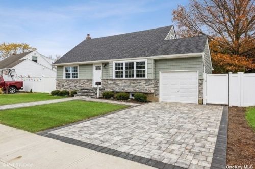 683 Brian Ln, Seaford, NY 11783-1102