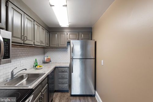 27405 Valley Run Dr, Wilmington, DE 19810-1951