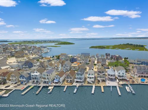 24 Harborside Dr, Pelican Island, NJ 08751-1316