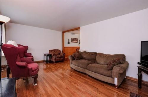 319 Pine St, Zelienople, PA 16063-1821